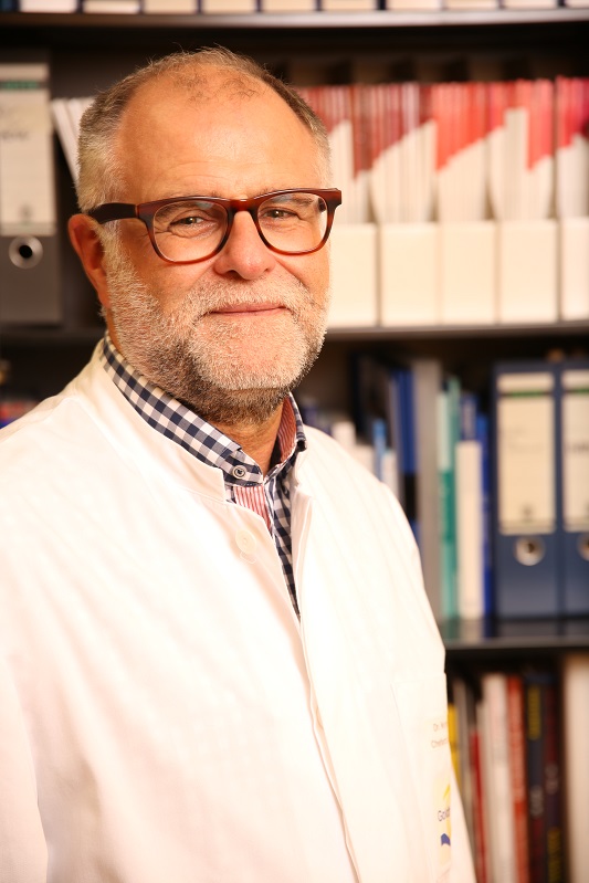 Ärztlicher Direktor CA Dr. med. Norbert Kutz<br /><br />Facharzt für Anästhesiologie.<br /><br />Ärzt. Qualitätsmanagement, Intensiv- u. Schmerztherapie - Tel. (09441) 702-6800